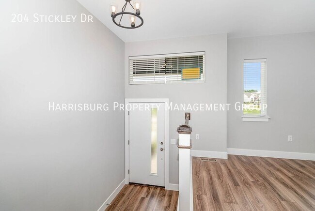 Foto del edificio - Cumberland Valley School District Town Hom...