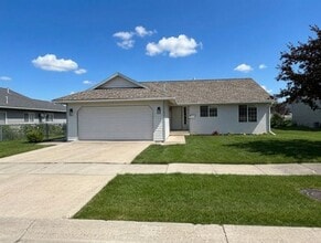 Building Photo - 141 Greenbriar Dr