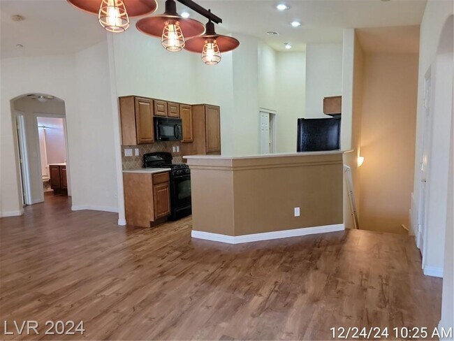 Building Photo - OUTSTANDING UNIT IN GREAT COMMUNITY!! Clos...