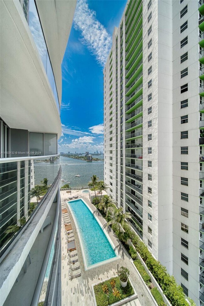 Foto del edificio - 488 NE 18th St