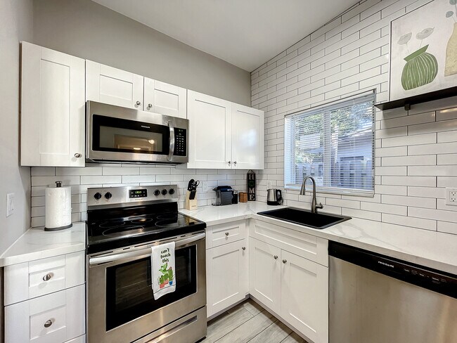 Kitchen - 1500 Davie Blvd