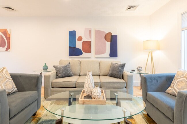 Foto del edificio - 241 Cardinal Medeiros Ave