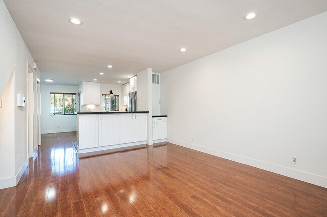 Building Photo - North Pacific Beach Upgraded Townhome Step...