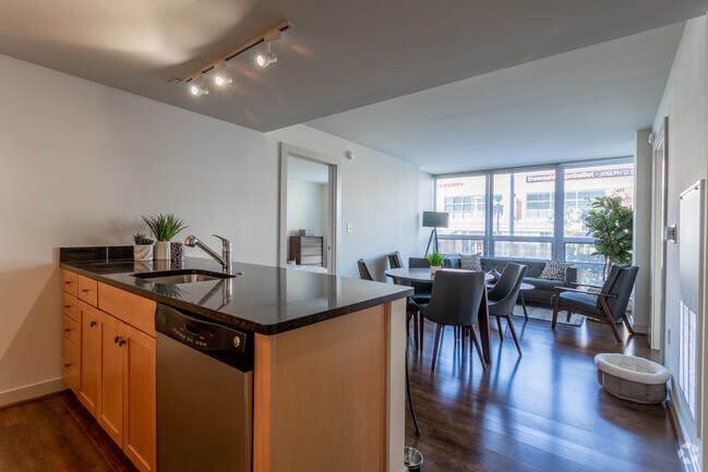 2 habitaciones, 2 baños - 910 pies cuadrados - 3333 Wisconsin