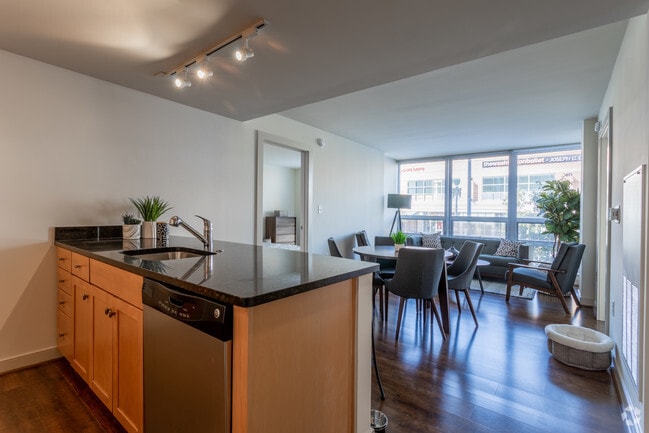 2 BR, 2 BA - 910 SF - 3333 Wisconsin Apartments