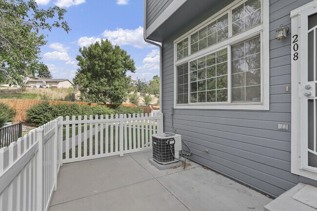 Foto del edificio - Bright End-Unit Townhome with 3 Beds, 2.5 ...
