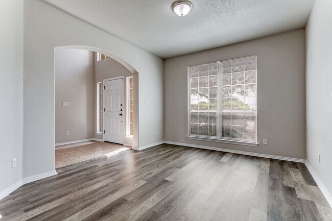 Foto del edificio - Welcome home to this spacious 4-bedroom, 2.5 bath home in Fox Grove.