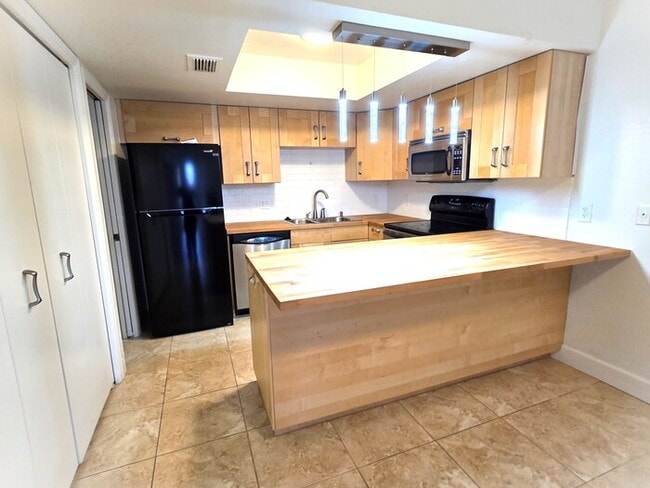 Building Photo - Stunning 3-bedroom 2 bathroom Condo