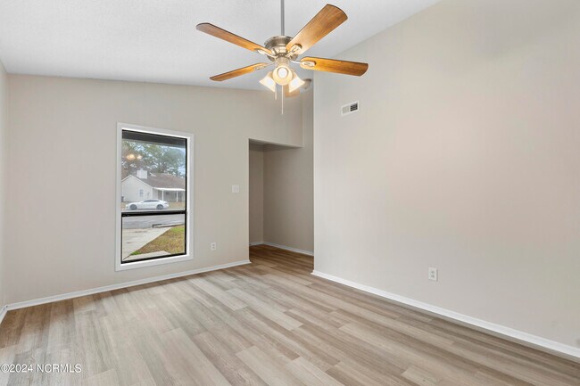 Building Photo - 140 Village Ct