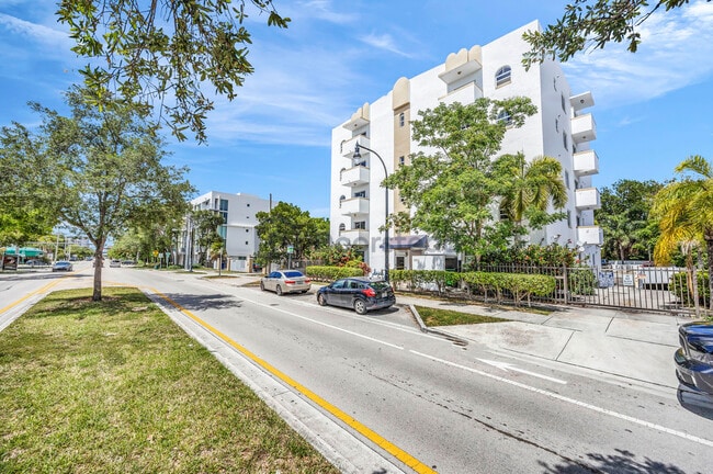 Building Photo - 3051 SW 27th Ave