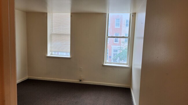 Foto del edificio - 1710 W Lexington St
