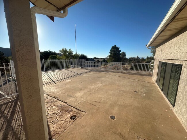 Foto del edificio - Quiet neighborhood, 3 bedroom, 2 bath home, huge front patio/deck, RV parking!