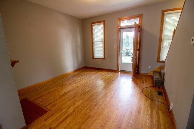 Building Photo - Large Townhome w/ garage in sought after Gate District!