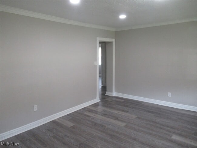 Building Photo - 6453 Poplar Dr