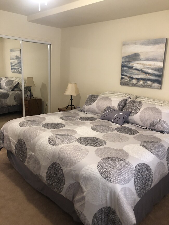 King bed - 1121 Arlington Blvd