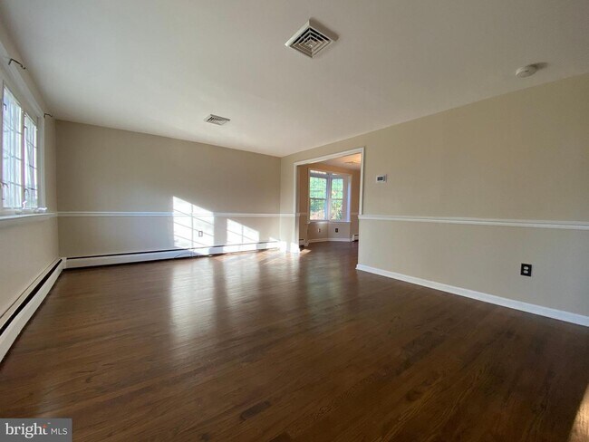 Building Photo - 1300 Green Tree Ln