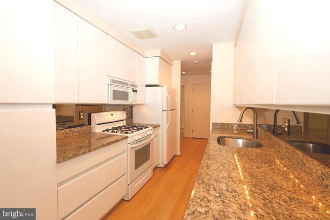 Building Photo - 1637 Oakwood Dr