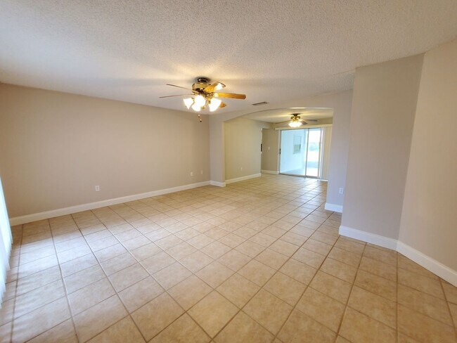 Building Photo - Updated 3 bed/ 2 bath Located in Sorrento ...