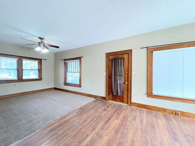 Foto del edificio - Spacious 3 bedroom home with finished base...
