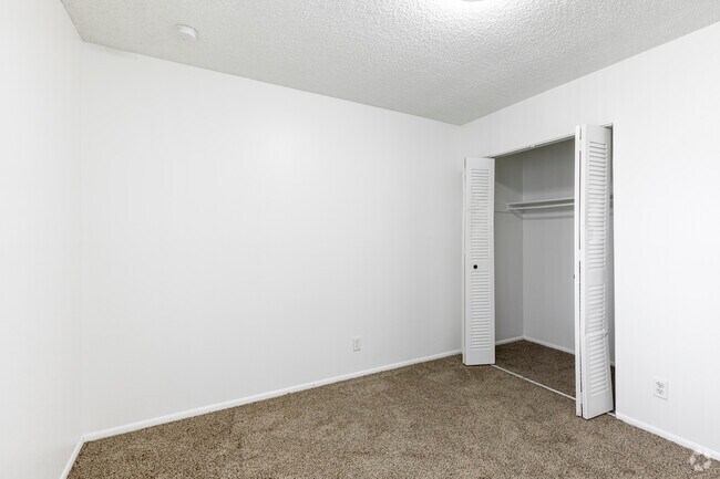 3 BR, 2BA - 1050 SF - MOUNTAIN VISTA