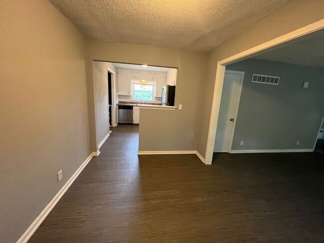 Building Photo - Move in Ready 3 bedrooms and 1.5 bathrooms!