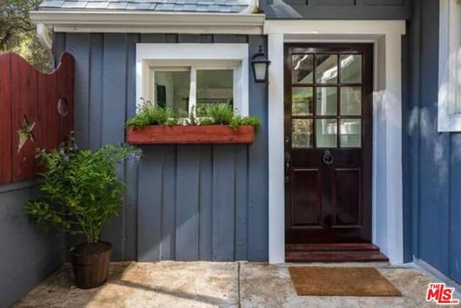 Building Photo - 638 N Topanga Canyon Blvd