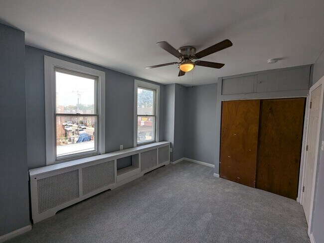 Building Photo - Updated Home - Grays Ferry