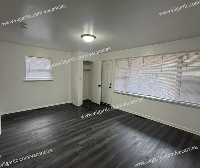 Building Photo - Spacious 3 Bedrooms • 1 Bathroom Home. Comfortably updated with classic charm and modern finishes...