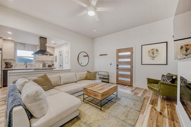 Foto del edificio - 5313 Downs Dr