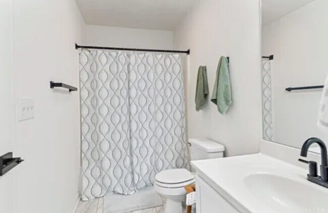 Foto del edificio - Bedford townhome. 3 bed / 2 bath