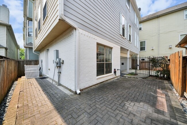 Building Photo - 908 W 26th St