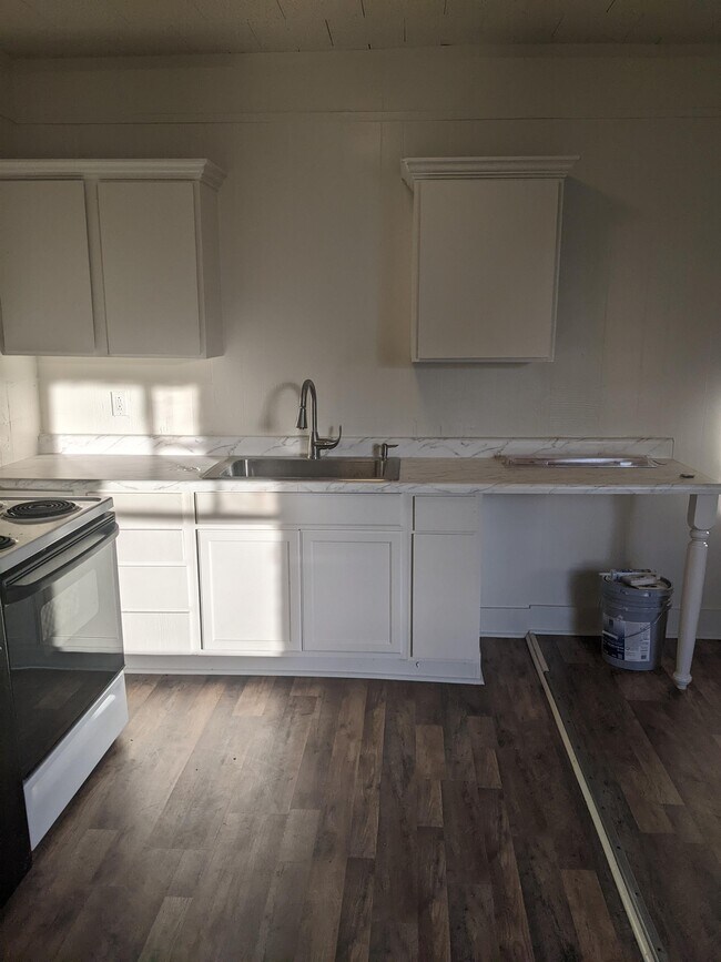 Building Photo - 301 Sampson St