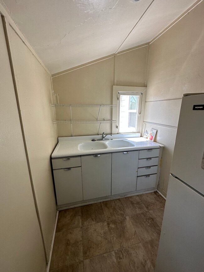 Building Photo - 102 Parkwood Drive, Unit 405-Unit 2