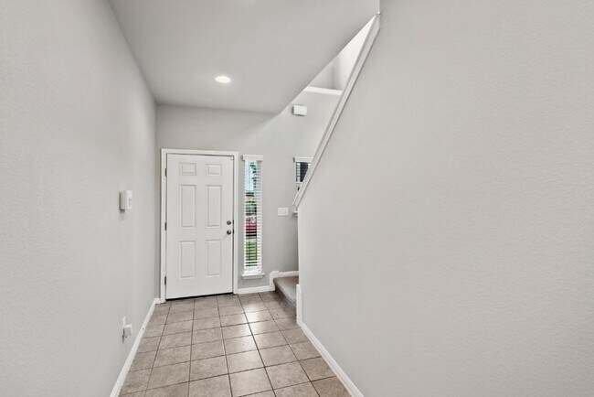 Foto del edificio - 341 Twisted Oaks Ln