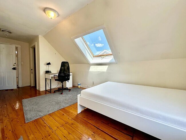 Building Photo - Large 8-Bed, 3.5 Bath House in Allston- Perfect for Students