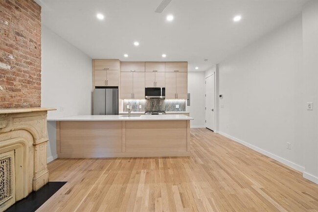 Building Photo - 119 Storms Ave