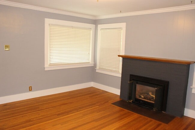 Building Photo - Charming bungalow with bonus office or Art...