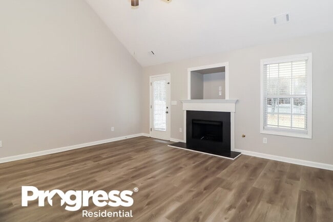 Building Photo - 358 Shadowbrooke Cir SW