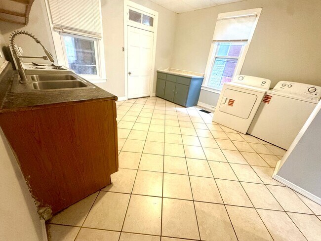 Foto del edificio - 3 BR, 1 Bath home Fenced in Yard