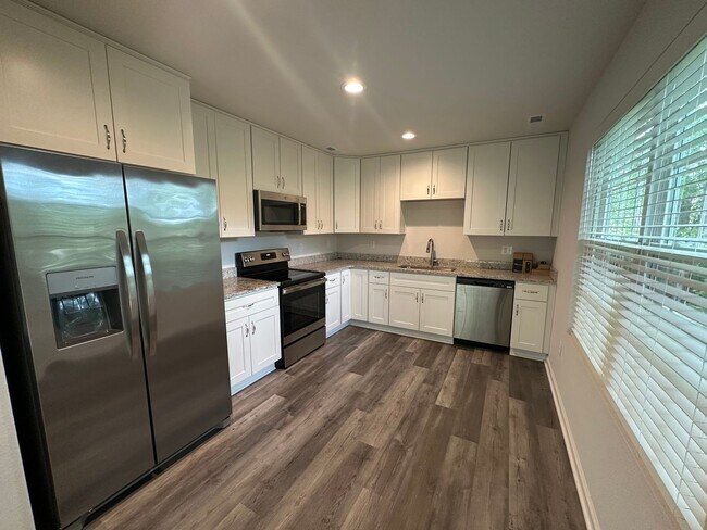 Building Photo - Beautiful 3-bedroom, 2.5-bathroom home in ...