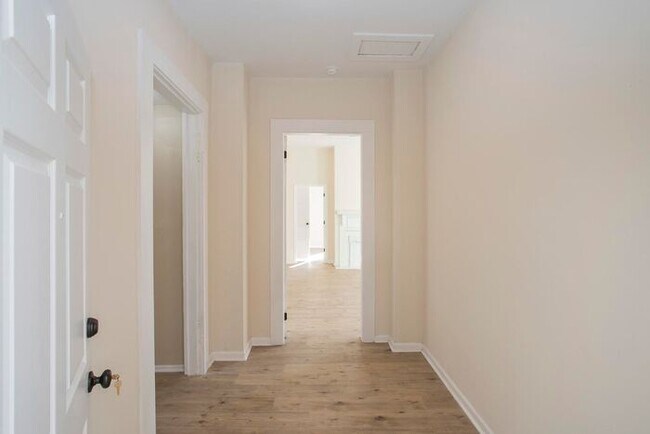 Foto del edificio - $400 Off First Month! LOCATION! Charming 1/1 Bed Bath Downtown!