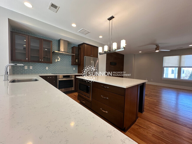 Building Photo - 3 Bed 3 Bath Townhome in South End