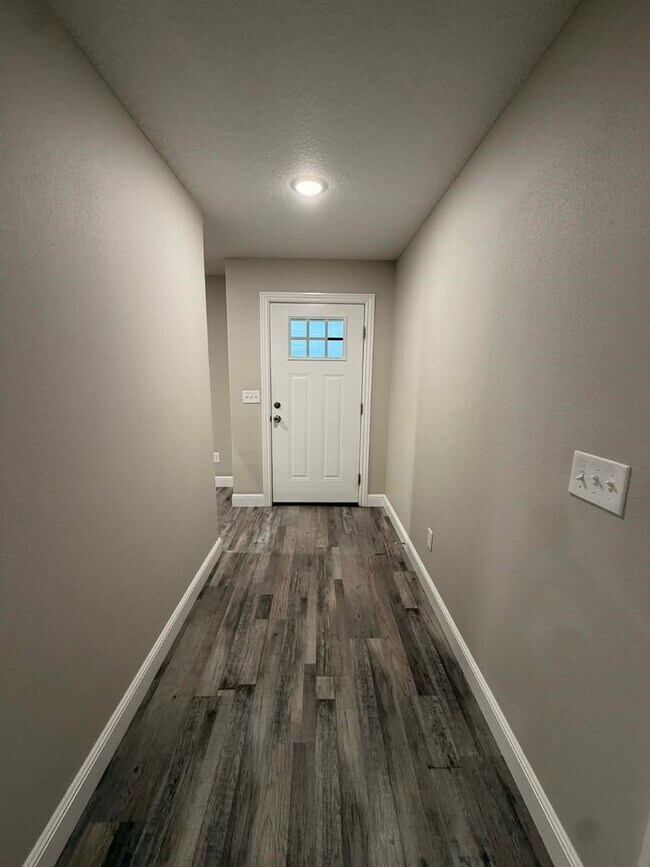 Foto del edificio - New build, 3 bed/2 bath, stainless steel appliances, two car garage, fenced in back yard!!!!
