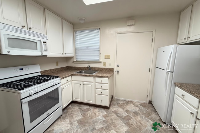 Building Photo - Bright and Updated 1 Bedroom Home with Pri...