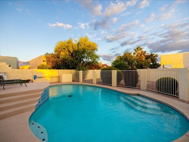 Foto del edificio - 3 Bedroom, 2.5 Bathroom With Loft. LOCATED...