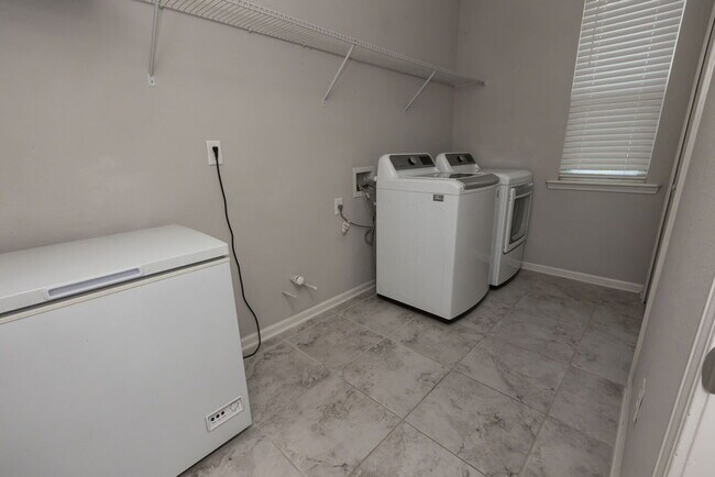 Building Photo - Shearwater, 4 bedroom 3.5 bath home for rent.