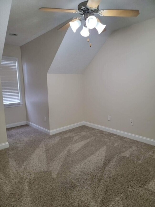 Foto del edificio - 4-Bedroom Townhome in Amberdale