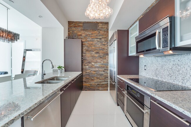 Building Photo - 950 Brickell Bay Dr