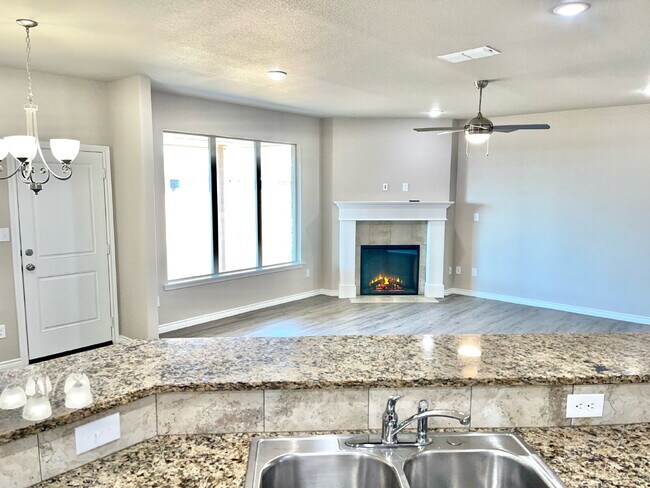 Foto del edificio - Beautiful 3-Bed Oasis with Granite Touches...