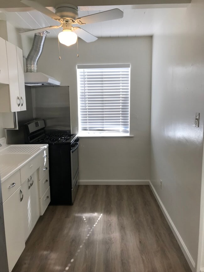 Kitchen - 756 Sunset Blvd